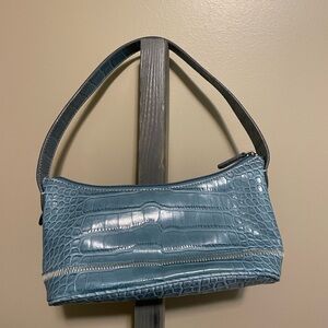 Tommy Hilfiger purse. Great condition! Baby blue.